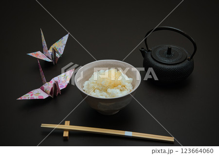 南部鉄器の急須と茶碗に盛られた炊き立てのご飯 南部鉄器の急須と茶碗に盛られた炊き立てのご飯 123664060