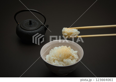 南部鉄器の急須と茶碗に盛られた炊き立てのご飯 123664061