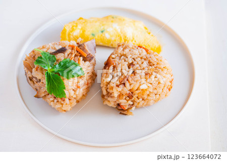 かしわおにぎり玉子焼き添え 123664072