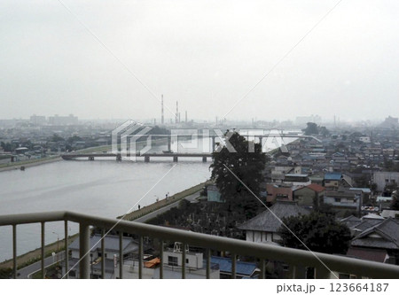 古写真　1978年　東京　足立区　中川沿いの住宅街のパノラマ 123664187