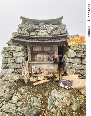 剱岳山頂の祠 北アルプス剱岳登山 剱岳山頂の祠 北アルプス剱岳登山 123664228