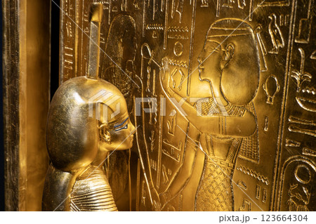 ツタンカーメン王のカノプス厨子とその天蓋アップ ツタンカーメン王のカノプス厨子とその天蓋アップ 123664304