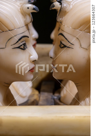 ツタンカーメン王のカノプス厨子 ツタンカーメン王のカノプス厨子 123664307