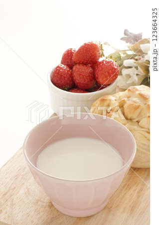 イチゴとホットミルク イチゴとホットミルク 123664325