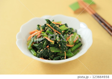 食事にこの一品があると違う、小松菜の胡麻和え 食事にこの一品があると違う、小松菜の胡麻和え 123664938