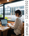 コワーキングスペースで仕事をする女性 123665502