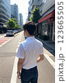 仕事に向かう若い男性の物語る背中 123665505