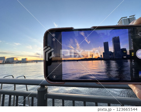 夕暮れの海をスマートフォンで撮影する 夕暮れの海をスマートフォンで撮影する 123665544