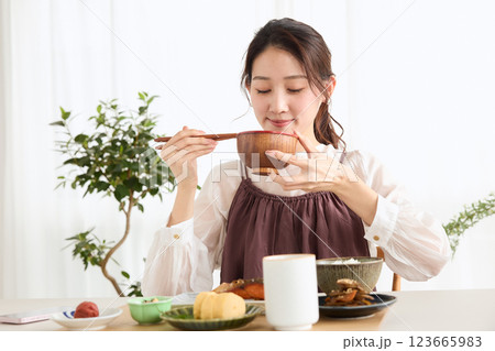 朝食にスマートフォンを見る女性 123665983