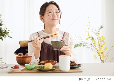 朝食にスマートフォンを見る女性 朝食にスマートフォンを見る女性 123666008
