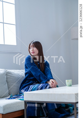 冬のリビングでくつろぐ女性 冬のリビングでくつろぐ女性 123666128