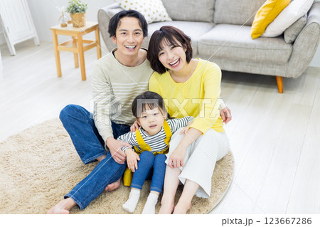 リビングでくつろぐ仲良し家族 リビングでくつろぐ仲良し家族 123667286