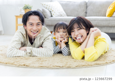 リビングので床に寝転ぶ仲良し家族 123667299