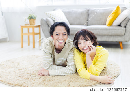 リビングでうつ伏せになるカップル 123667357