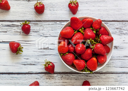 Ripe red strawberries in a white cup 123667742