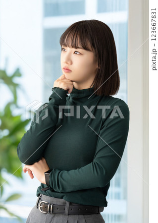 考えごとをする若い女性・ビジネスウーマン 123667831