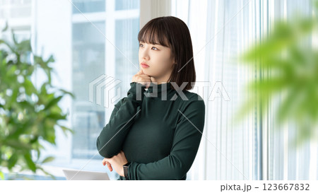 考えごとをする若い女性・ビジネスウーマン 123667832