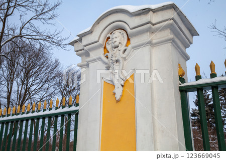 A beautifully detailed fence post featuring intricate sculptures 123669045