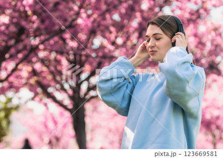 stylish woman meloman listening music stylish woman meloman listening music 123669581