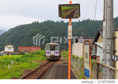 ローカル線の駅を発車して行く列車【芸備線  比婆山駅】 123670088