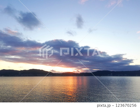 美しく広い湖の夕暮れ時の風景 美しく広い湖の夕暮れ時の風景 123670256