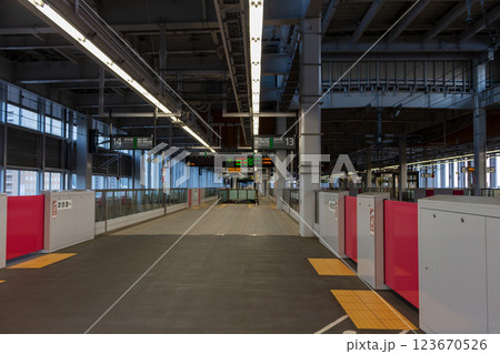 誰もいない新幹線のホーム【北陸新幹線  上越妙高駅】 123670526