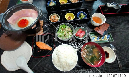 癒しの御宿の朝ご飯… 彩り豊かな和朝食 123671540