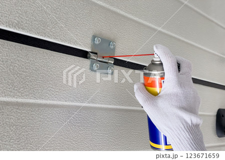 Lubrication of sectional doors. Lubrication of sectional doors. 123671659