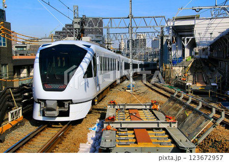 下り線の高架化を控えた『とうきようスカイツリー駅』を行く…  東武特急【スペーシアX】N100系 123672957