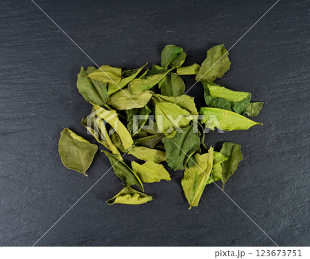 Thai lime dried leaves, makrut lime or Citrus hystrix leaf pile, kaffir lime dry sprouts, Southeast Asia spices 123673751