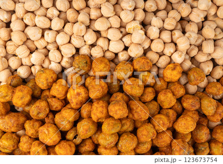 Roasted chickpeas, leblebi pile, spicy fried chana, crispy chick peas with mint and spices, east snack 123673754