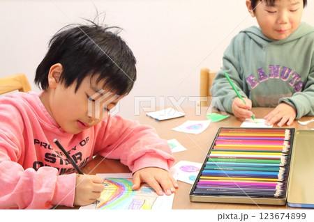 お絵描きをする子供 お絵描きをする子供 123674899