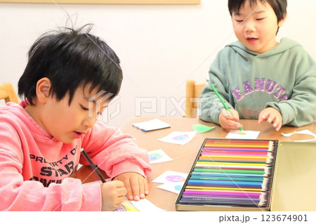 お絵描きをする子供 123674901