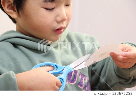 工作をする子供 工作をする子供 123675252