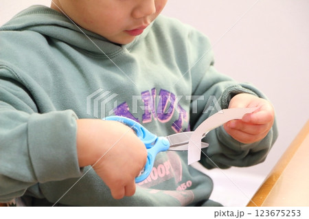 工作をする子供 工作をする子供 123675253