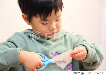 工作をする子供 工作をする子供 123675254