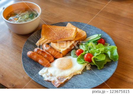 洋風朝食プレート トーストと目玉焼き付き 123675815