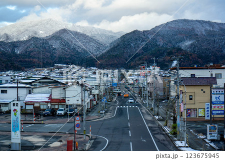 村山駅東口の風景 123675945