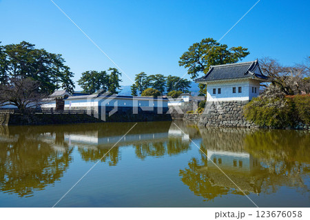 小田原城の隅櫓と満開の梅 123676058