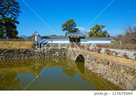 小田原城の馬出門と青空 小田原城の馬出門と青空 123676064