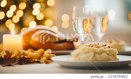 ホリデーの味覚がいっぱいのお祝いディナーテーブル 123676962