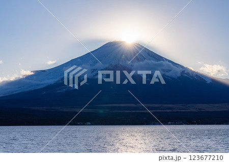 【富士山素材】山中湖明神山パノラマ台から見る雲をかぶった富士山の朝焼け【山梨県】 【富士山素材】山中湖明神山パノラマ台から見る雲をかぶった富士山の朝焼け【山梨県】 123677210