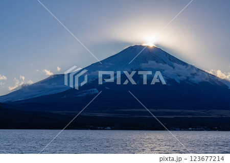 【富士山素材】山中湖明神山パノラマ台から見る雲をかぶった富士山の朝焼け【山梨県】 123677214