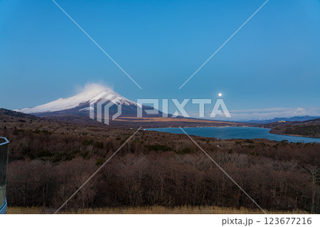 【富士山素材】山中湖明神山パノラマ台から見る雲をかぶった富士山の朝焼け【山梨県】 【富士山素材】山中湖明神山パノラマ台から見る雲をかぶった富士山の朝焼け【山梨県】 123677216
