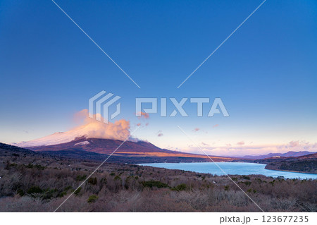 【富士山素材】山中湖明神山パノラマ台から見る雲をかぶった富士山の朝焼け【山梨県】 123677235