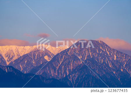【北アルプス素材】冬の安曇野市内から見る朝焼けに染まる北アルプス【長野県】 【北アルプス素材】冬の安曇野市内から見る朝焼けに染まる北アルプス【長野県】 123677435