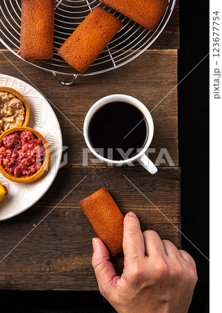 美味しそうなフィナンシェ 123677754