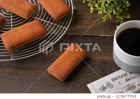 美味しそうなフィナンシェ 123677763