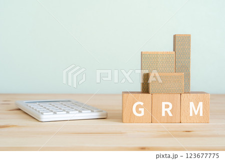 GRMと書かれたブロック、電卓、不動産の模型 GRMと書かれたブロック、電卓、不動産の模型 123677775