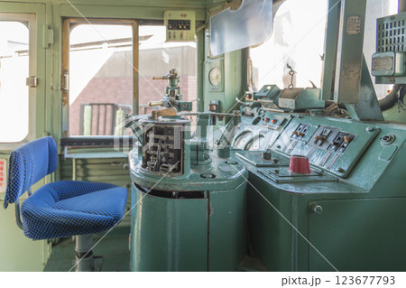 【北九州門司港九州鉄道記念館　電気機関車の運転席】 123677793